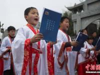 南京孩童着汉服行古礼拜师传孝道