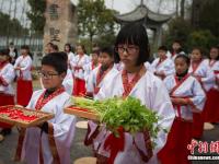 南京孩童着汉服行古礼拜师传孝道