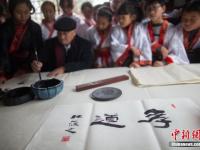 南京孩童着汉服行古礼拜师传孝道