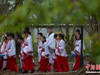 南京孩童着汉服行古礼拜师传孝道