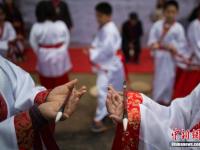 南京孩童着汉服行古礼拜师传孝道