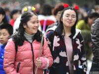 南京迎来“赏樱大军” 花下人挤人
