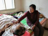七旬母亲伺候植物人儿子九年 盼现奇迹