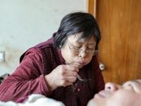 七旬母亲伺候植物人儿子九年 盼现奇迹