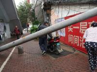 南宁一电线杆缆线被刮落 一个月无人理