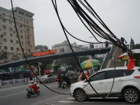 南宁一电线杆缆线被刮落 一个月无人理