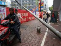 南宁一电线杆缆线被刮落 一个月无人理