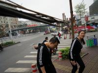 南宁一电线杆缆线被刮落 一个月无人理