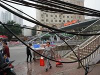 南宁一电线杆缆线被刮落 一个月无人理