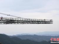 吓破胆!重庆悬崖外探80米建“天空悬廊”