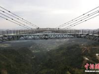 吓破胆!重庆悬崖外探80米建“天空悬廊”