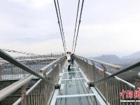 吓破胆!重庆悬崖外探80米建“天空悬廊”