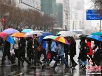 乌鲁木齐清明时节雪纷纷 路上行人急匆匆