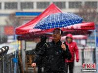 乌鲁木齐清明时节雪纷纷 路上行人急匆匆