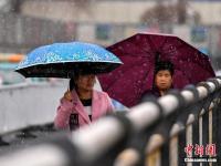 乌鲁木齐清明时节雪纷纷 路上行人急匆匆