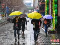 乌鲁木齐清明时节雪纷纷 路上行人急匆匆