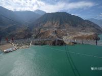 工人在离地300多米高空架设“川藏第一桥”