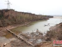 河南一水库侧漏洪水穿村 300村民转移