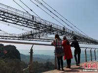  重庆一景区现“天空悬廊”