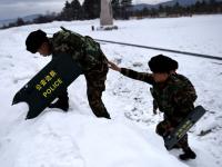 黑龙江漠河四月飘雪 边防官兵雪中巡护边境