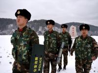 黑龙江漠河四月飘雪 边防官兵雪中巡护边境