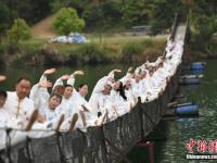 长沙“花甲”老人湖面吊桥秀太极