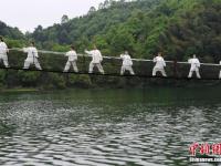 长沙“花甲”老人湖面吊桥秀太极