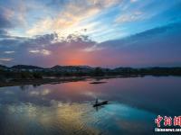  古村渔船入“云端” 航拍江西仙女湖水天一色