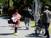 济南一七旬老人扮米老鼠 为儿媳筹集救命钱