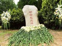 600名大学生祭奠实验动物 献花表达敬意