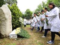 600名大学生祭奠实验动物 献花表达敬意