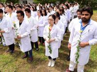 600名大学生祭奠实验动物 献花表达敬意