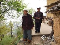 八旬老夫妇将坟墓建家中30年 每晚睡在坟前
