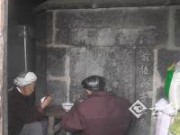 八旬老夫妇将坟墓建家中30年 每晚睡在坟前