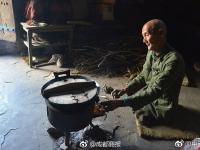 无腿老人靠双手行走40余年 演绎最励志人生