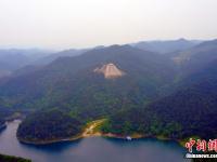  武当山太极湖景色优美 巨型老子像屹立