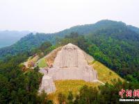  武当山太极湖景色优美 巨型老子像屹立