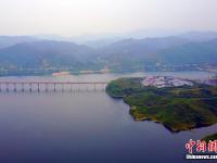  武当山太极湖景色优美 巨型老子像屹立