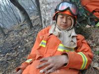 大兴安岭大火过后 消防队员睡在地上
