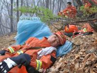 大兴安岭大火过后 消防队员睡在地上