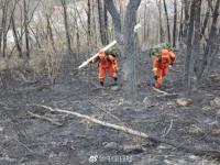大兴安岭大火过后 消防队员睡在地上
