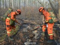 大兴安岭大火过后 消防队员睡在地上