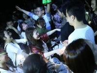 152名女生持手机照明 向8名男生毕业告白