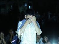 152名女生持手机照明 向8名男生毕业告白