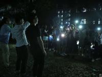 152名女生持手机照明 向8名男生毕业告白