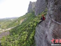 湖南“悬崖引路人”