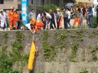 男子开三轮坠落7米高河堤 消防紧急救援