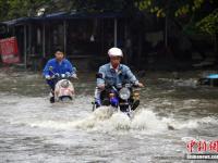 暴雨夜袭广西柳州 街道成