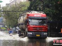 暴雨夜袭广西柳州 街道成