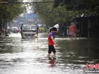 暴雨夜袭广西柳州 街道成